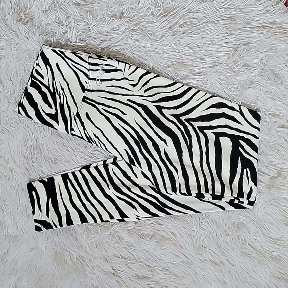 💥 NWOT Beautiful Zebra Print Set 💥 - Picture 4 of 17